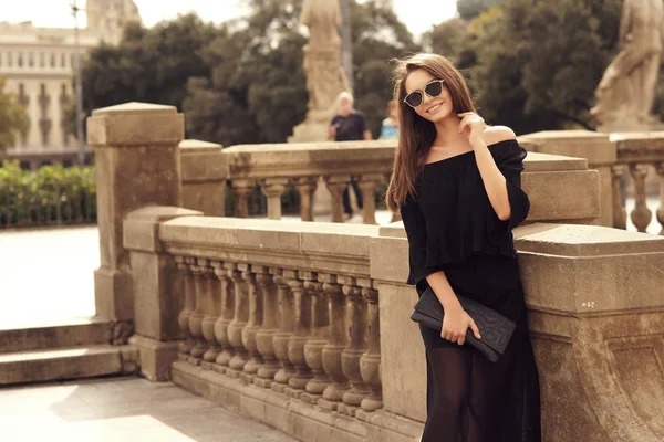 Chica elegante caminando en la ciudad — Foto de Stock