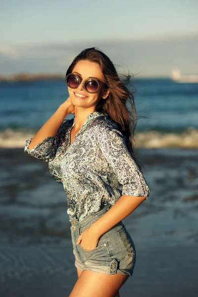 Giovane donna a piedi in spiaggia — Foto Stock