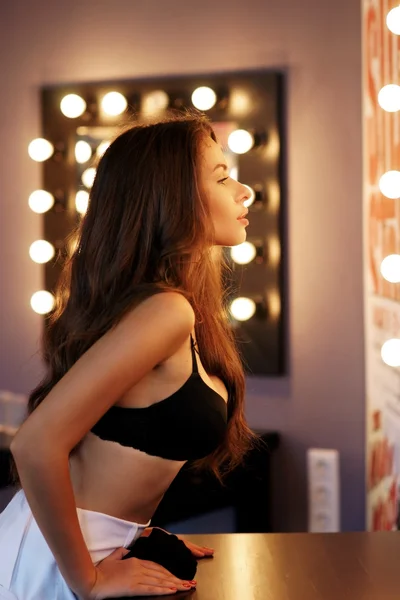 Sexy Mädchen in der Garderobe — Stockfoto