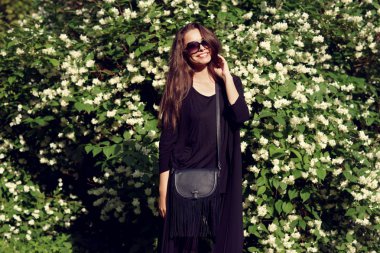 Açık havada siyah giysili güzel kız