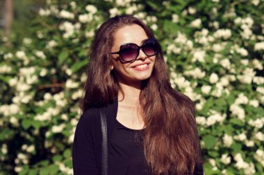 Çiçekler karşı şık kız