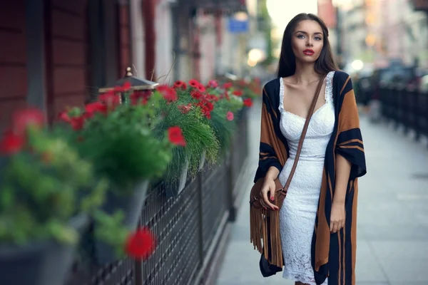 Ragazza alla moda in città — Foto Stock