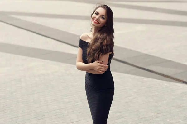 Chica con estilo en vestido negro — Foto de Stock