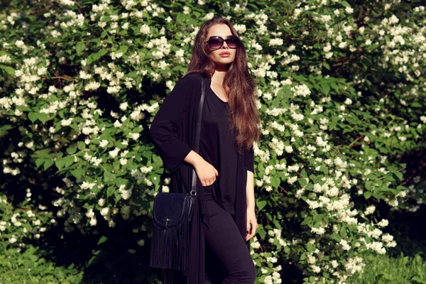 Menina bonita em roupas pretas ao ar livre — Fotografia de Stock
