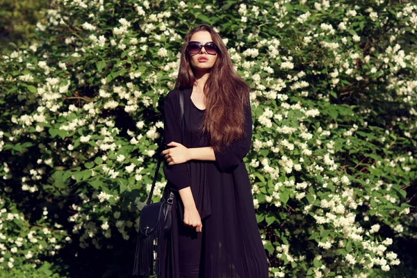 Menina bonita em roupas pretas ao ar livre — Fotografia de Stock