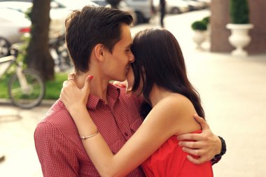 Romantik Çift şehir sokak sarılma