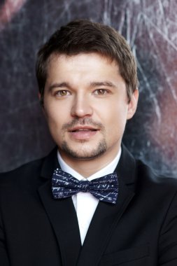 genç yakışıklı şık adam