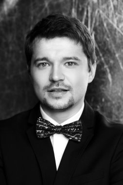 genç yakışıklı şık adam