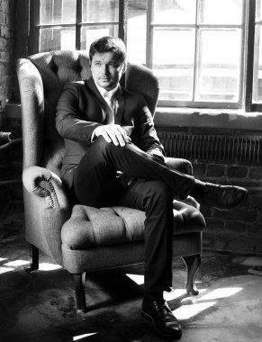 Yakışıklı siyah resmi elbiseli