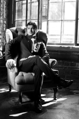 Siyah takım elbiseli adam.