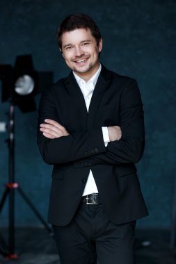 mutlu bir adam yakışıklı