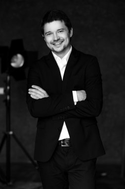 mutlu bir adam yakışıklı