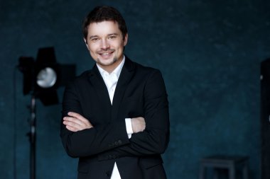 mutlu bir adam yakışıklı