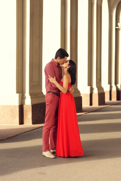 Joven pareja romántica con estilo besos — Foto de Stock