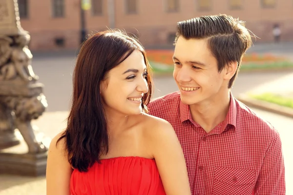 Young romantic couple outddors — Stock Photo, Image