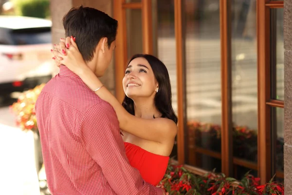 Jovem casal abraçando ao ar livre — Fotografia de Stock