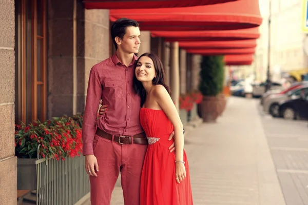 Jovem casal romântico na rua da cidade — Fotografia de Stock