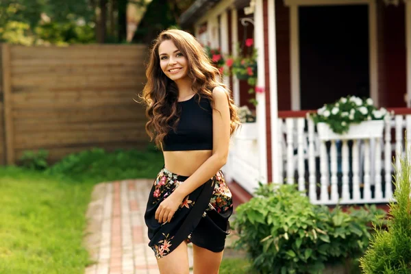 Jovem feliz sorrindo mulher — Fotografia de Stock