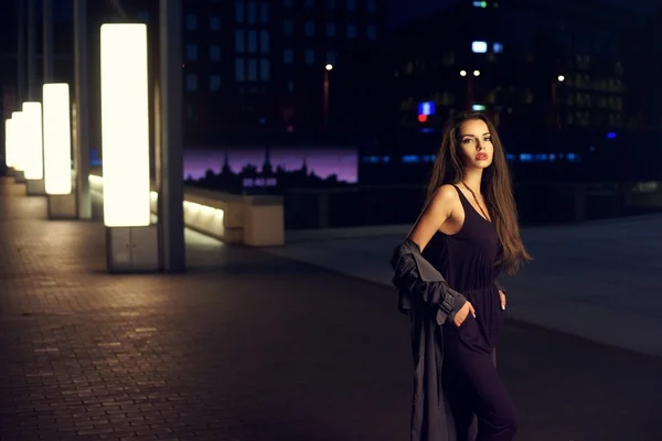 Pretty woman in night city — Stock Photo, Image