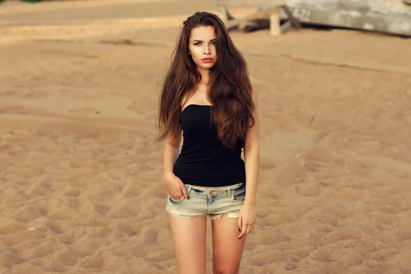 Mujer bonita en la playa — Foto de Stock