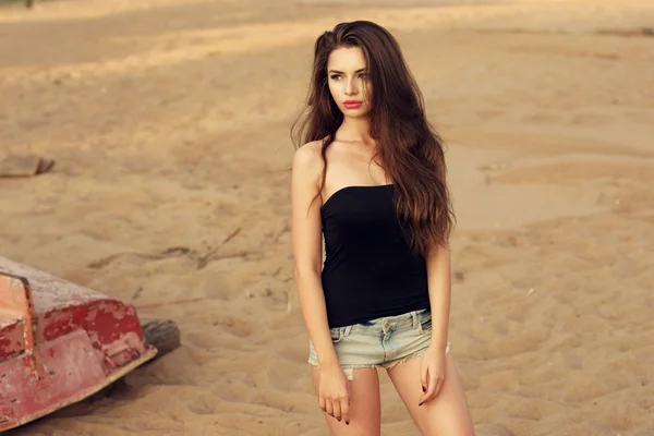 Mujer bonita en la playa — Foto de Stock