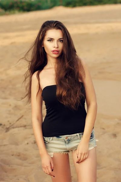 Mujer bonita en la playa — Foto de Stock