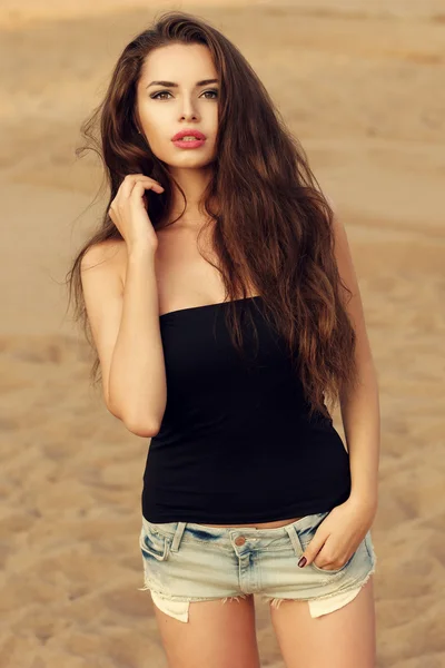 Ładna kobieta na plaży — Zdjęcie stockowe