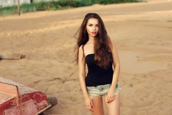 Mujer bonita en la playa — Foto de Stock