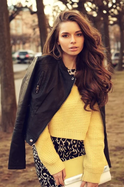 Girl posing outdoors — Stock Photo, Image