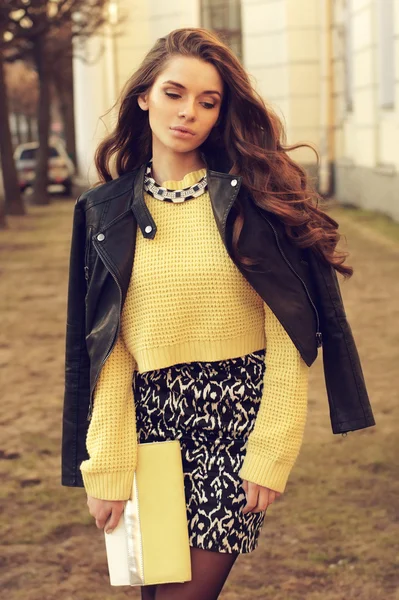 Girl posing outdoors — Stock Photo, Image