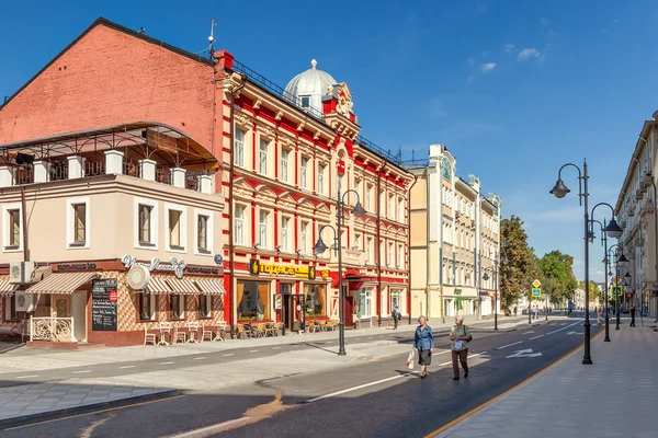 Пятницкая улица после реконструкции, Москва, Россия — стоковое фото