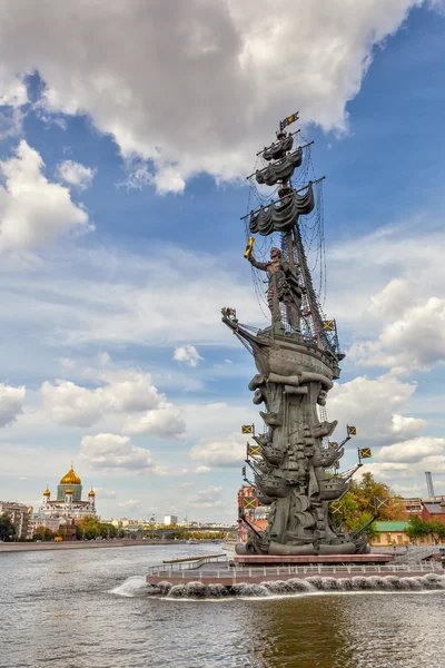 彼得的巨大雕像由祖拉布 · 采列捷利 — 图库照片