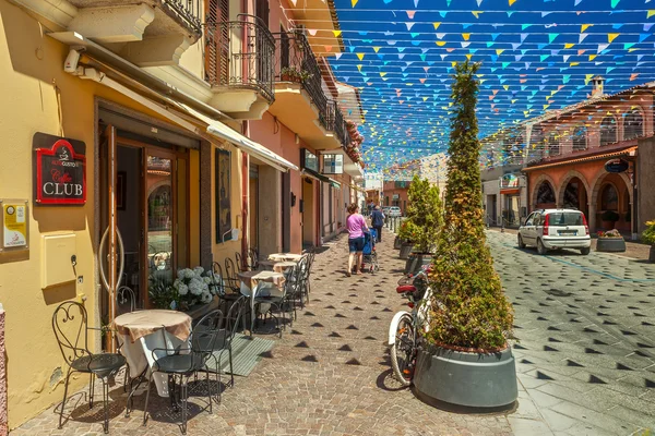 Calles de Pula ciudad decoradas con banderas — Foto de Stock