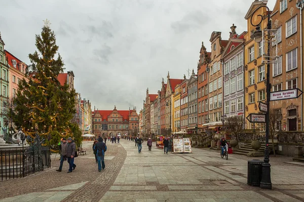 Turystów i mieszkańców chodzenie na ulicach historycznego centrum g — Zdjęcie stockowe