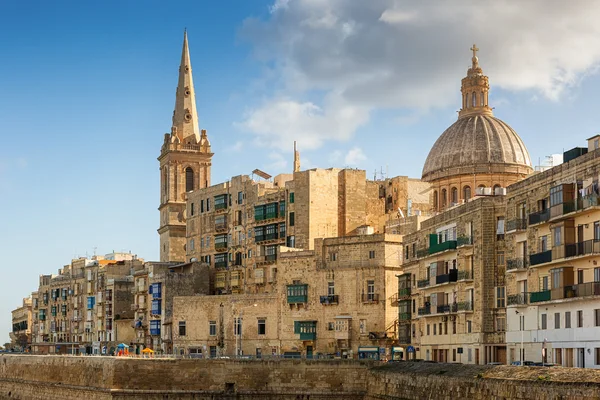 Vista para os edifícios da cidade de Valetta sob a luz solar — Fotografia de Stock