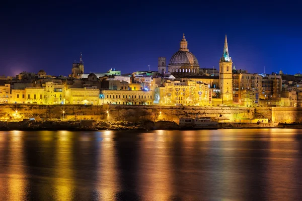 Met het oog op de historische gebouwen van Valletta stad bij nacht — Stockfoto