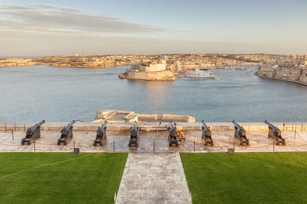 Pohled na Fort Saint Angelo z horní zahrady Barrakka — Stock fotografie