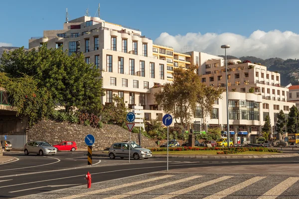 Rua Avenida do Mar com sinalização rodoviária e trânsito ligeiro — Fotografia de Stock