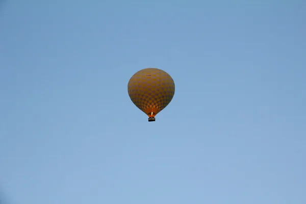 Sıcak hava balonu yukarı kaldırarak — Stok fotoğraf