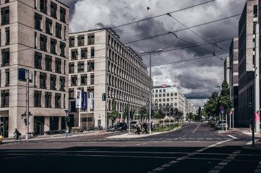 Berlin / Almanya - 13 Mayıs 2019: Berlin 'de sokak sahnesi, eski ve modern mimariyle dar sokaklarda günlük trafik