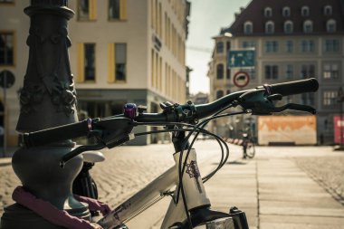 18 Mayıs 2019 Dresden, Almanya / Seyahat konsept fotoğrafı kiralık bisikletlerin Dresden 'deki Neustadt Meydanı' nda. 18. yüzyılın klasik mimarisinin bisiklet ve atmosferik bokeh 'inin keskin detayları.. 