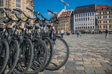 18 Mayıs 2019 Dresden, Almanya / Seyahat konsept fotoğrafı kiralık bisikletlerin Dresden 'deki Neustadt Meydanı' nda. 18. yüzyılın klasik mimarisinin bisiklet ve atmosferik bokeh 'inin keskin detayları.. 