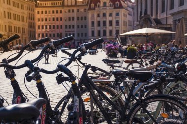 18 Mayıs 2019 Dresden, Almanya / Seyahat konsept fotoğrafı kiralık bisikletlerin Dresden 'deki Neustadt Meydanı' nda. 18. yüzyılın klasik mimarisinin bisiklet ve atmosferik bokeh 'inin keskin detayları.. 