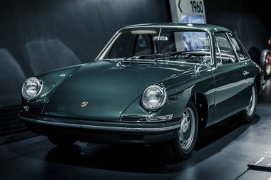 STUTTGART, Almanya 6 Mart 2020: Porsche Typ 754 T7 (T7 prototipi veya 695) 911 'in aksine, T7' nin dört koltuğu vardı. T7, Ferdinand Alexander Porsche tarafından Porsche 356 'dan geliştirilmiştir..
