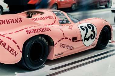 STUTTGART, Almanya 6 Mart 2020: Pembe Domuz ahırındaki Porsche 917-20. Tasarımcı Anatole Lapine, geniş kaportasından esinlenerek kasap kesim hatlarıyla arabaya pembe boya verdi..