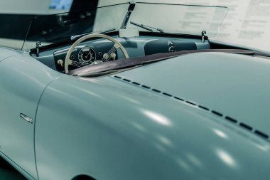 STUTTGART, Almanya 6 Mart 2020: Porsche Müzesindeki ikonik Porsche 356 No.1 Showcar Roadster 'ın (1948) arka görünümü.