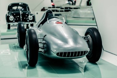 STUTTGART, Almanya 6 Mart 2020: Porsche Tipi 360 (1948) Cisitalia, Porsche Müzesi. Nadir motorlu araba, 1,5 litrelik V12, 4 tekerden çekiş sistemi bağlantısız ön sürücü, Ferry Porsche tarafından üretilmiş.. 