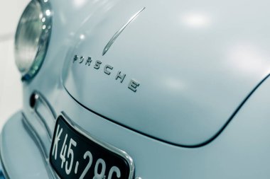 STUTTGART, Almanya 6 Mart 2020: Porsche Müzesinde ikonik Porsche 356 No.1 Showcar Roadster (1948). 