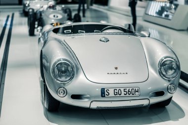  STUTTGART, Almanya 6 Mart 2020: Porsche 550 Spyder 1956. Ferry Porsche tarafından tasarlanan ve 1948 model Porsche 356 / 1 'den sonra hava soğutmalı dört silindirli motorlu orta-motor.. 