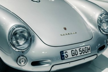 STUTTGART, Almanya 6 Mart 2020: Porsche 550 Spyder 1956. Farlar ve çamurluklar. 